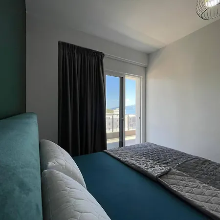 Christine Sunny Corner Apartment *