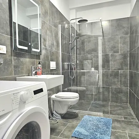 Christine Sunny Corner Apartment *